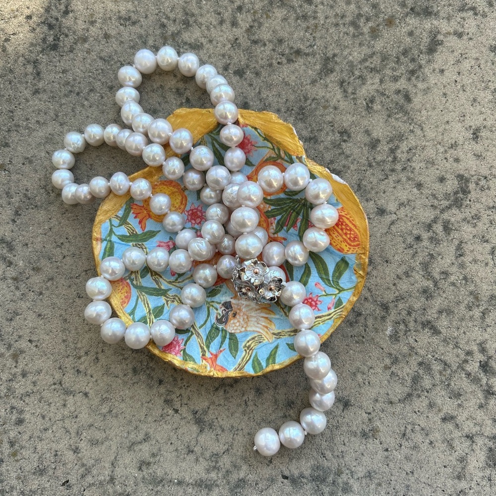 Elegant Pearl Necklace with Silver Clasp
